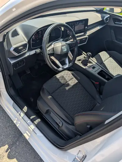 SEAT Leon 1.5 TSI — Berline compacte entretenue, historique complet — Miniature 9