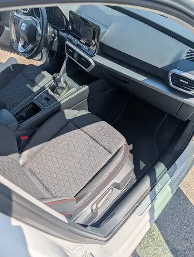 SEAT Leon 1.5 TSI — Berline compacte entretenue, historique complet — Miniature 11