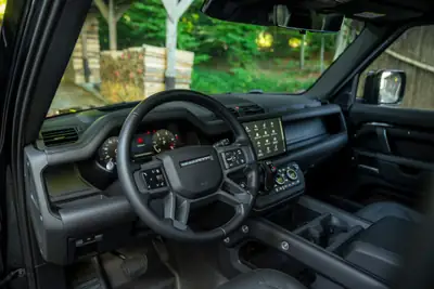 Land Rover Defender 3.0 D I6 300 X-Dynamic HSE — SUV premium 7 places, motorisation diesel hybride performante — Detail