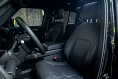 Land Rover Defender 3.0 D I6 300 X-Dynamic HSE — SUV premium 7 places, motorisation diesel hybride performante — Miniatur 7