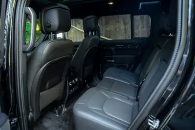 Land Rover Defender 3.0 D I6 300 X-Dynamic HSE — SUV premium 7 places, motorisation diesel hybride performante — Miniatur 10
