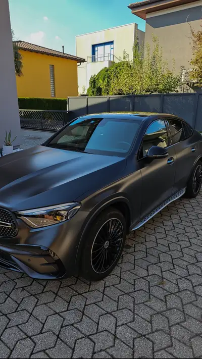 Mercedes-Benz GLC 220 Coupé 4MATIC — SUV premium hybride diesel, 22 000 km seulement — Seitenansicht