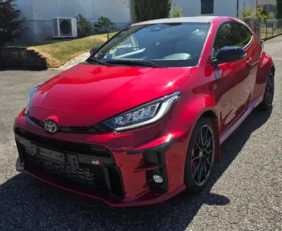 Toyota GR Yaris 1.6 Turbo Sport 4x4 — 261 ch, 4x4 intégral, rouge métallisé 2022 — vista esterna