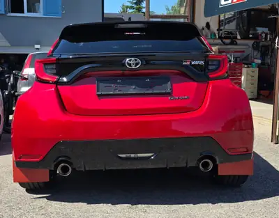 Toyota GR Yaris 1.6 Turbo Sport 4x4 — 261 ch, 4x4 intégral, rouge métallisé 2022 — vista posteriore