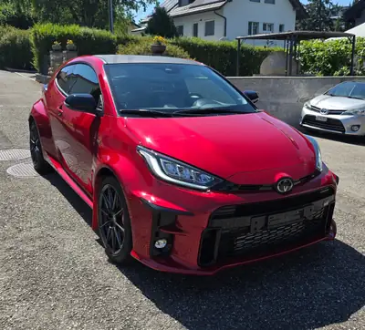 Toyota GR Yaris 1.6 Turbo Sport 4x4 — 261 ch, 4x4 intégral, rouge métallisé 2022 — fianco