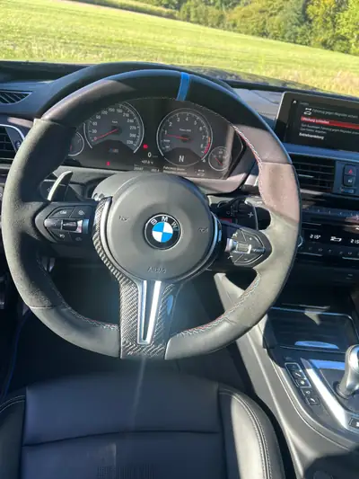 BMW M4 Competition 2019 — Coupé haute performance, 26'700 km seulement — côté