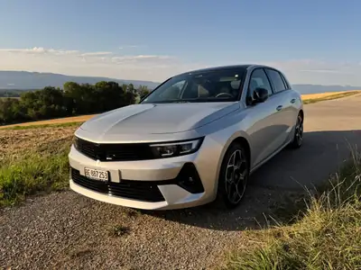 Opel Astra 1.6 T PHEV 180 Ultimate — Berline hybride rechargeable, 13 800 km, faible consommation — exterior view