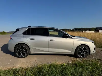 Opel Astra 1.6 T PHEV 180 Ultimate — Berline hybride rechargeable, 13 800 km, faible consommation — side view