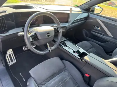 Opel Astra 1.6 T PHEV 180 Ultimate — Berline hybride rechargeable, 13 800 km, faible consommation — dashboard