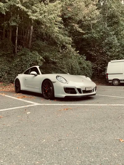 Porsche 911 Carrera 4 GTS — Coupé sportif légendaire, 450 ch et transmission PDK — interni