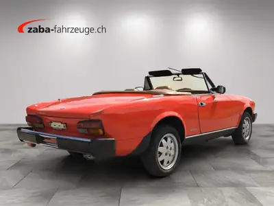 Fiat 124 Spider Pininfarina DS — Cabriolet classique rouge, 105 ch, sans accident — Heckansicht