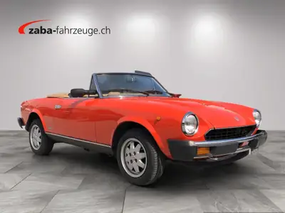 Fiat 124 Spider Pininfarina DS — Cabriolet classique rouge, 105 ch, sans accident — Innenraum