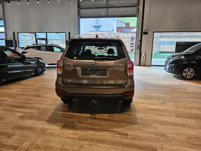 Subaru Forester 2.0i Executive — SUV fiable avec Standheizung et attelage 2000kg — Miniatura 11