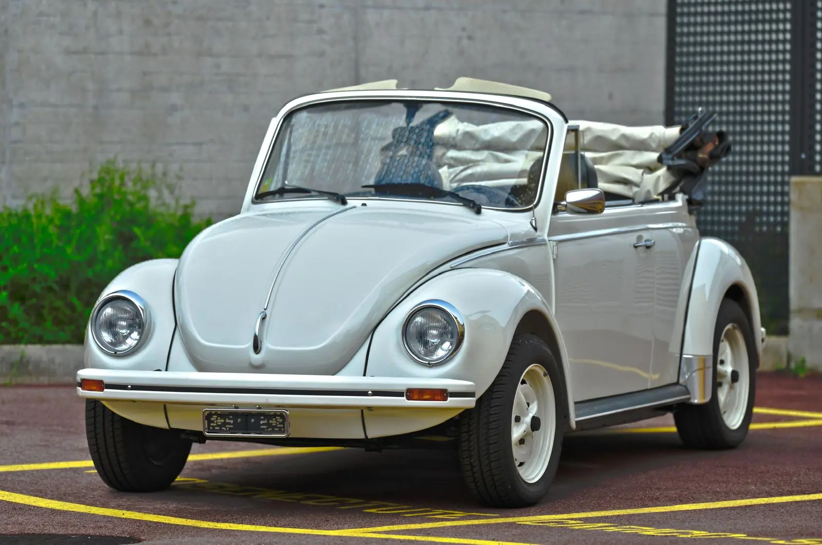 VW Käfer 1303 Cabriolet 1600 Karmann — Restauration complète, icône des années 70