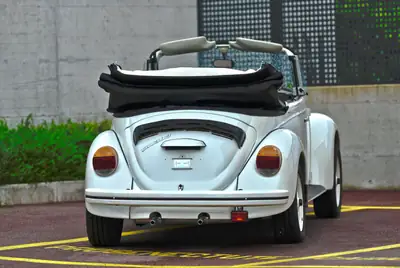 VW Käfer 1303 Cabriolet 1600 Karmann — Restauration complète, icône des années 70 — Heckansicht