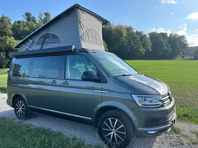VW T6 California 2.0 TDI Beach DSG — Camping-car premium, toit relevable et équipements haut de gamme — vue extérieure