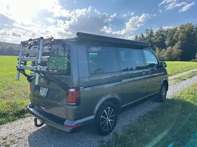 VW T6 California 2.0 TDI Beach DSG — Camping-car premium, toit relevable et équipements haut de gamme — arrière