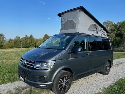 VW T6 California 2.0 TDI Beach DSG — Camping-car premium, toit relevable et équipements haut de gamme — côté