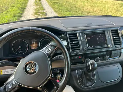 VW T6 California 2.0 TDI Beach DSG — Camping-car premium, toit relevable et équipements haut de gamme — tableau de bord