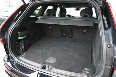 Volvo XC60 T6 eAWD R-Design — SUV hybride rechargeable, 341 ch, très peu kilométré — Miniatur 8