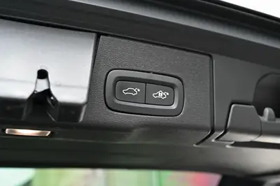 Volvo XC60 T6 eAWD R-Design — SUV hybride rechargeable, 341 ch, très peu kilométré — Miniatur 9
