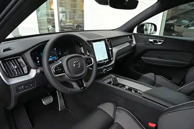 Volvo XC60 T6 eAWD R-Design — SUV hybride rechargeable, 341 ch, très peu kilométré — Miniatur 12