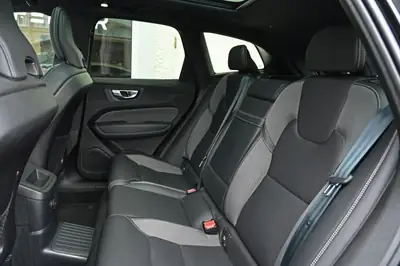 Volvo XC60 T6 eAWD R-Design — SUV hybride rechargeable, 341 ch, très peu kilométré — Miniatur 15