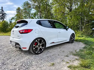 Renault Clio 1.6 T 220 RS Trophy — Sportivité urbaine, 115 000 km seulement — Heckansicht