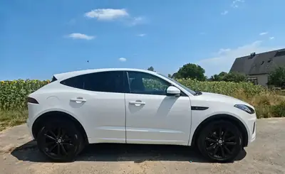 Jaguar E-PACE 2.0 D 180 R-Dynamic — SUV compact diesel AWD, 110'000 km — vista esterna