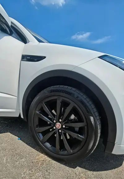 Jaguar E-PACE 2.0 D 180 R-Dynamic — SUV compact diesel AWD, 110'000 km — cruscotto