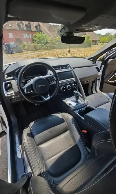 Jaguar E-PACE 2.0 D 180 R-Dynamic — SUV compact diesel AWD, 110'000 km — interni
