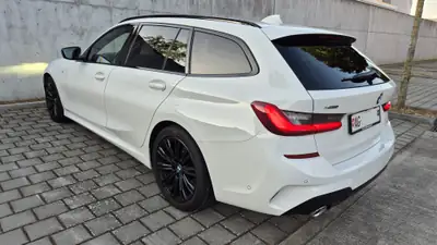 BMW 320d xDrive Touring — Break M-Sport 2022, motorisation efficace et transmission intégrale — vista posteriore