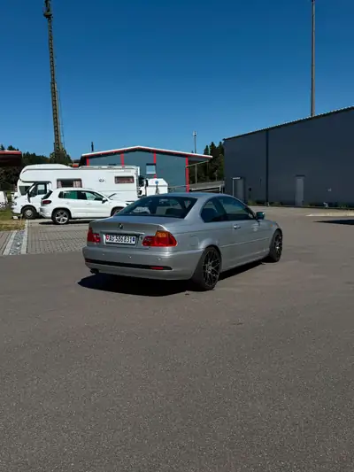 BMW 320 Coupé 2003 — Élégance sportive, motorisation fiable et kilométrage préservé — vista posteriore