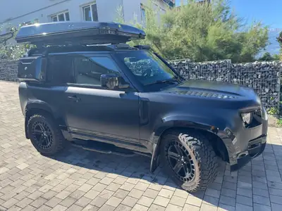 Land Rover Defender 3.0 D I6 300 X — SUV 4x4 équipé, prêt à l'aventure — vista esterna