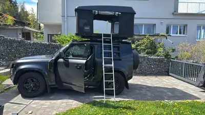 Land Rover Defender 3.0 D I6 300 X — SUV 4x4 équipé, prêt à l'aventure — vista posteriore