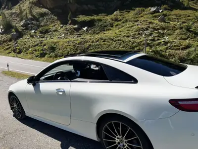Mercedes-Benz E 200 AMG Line 4Matic — Coupé élégant, équipement premium, 179'000 km — intérieur