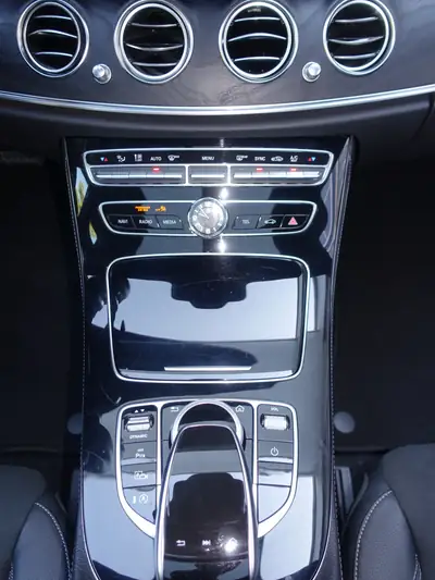 Mercedes-Benz E 220 d AMG Line 4Matic — Berline premium diesel, 185 500 km, sans sinistre — Miniatur 14