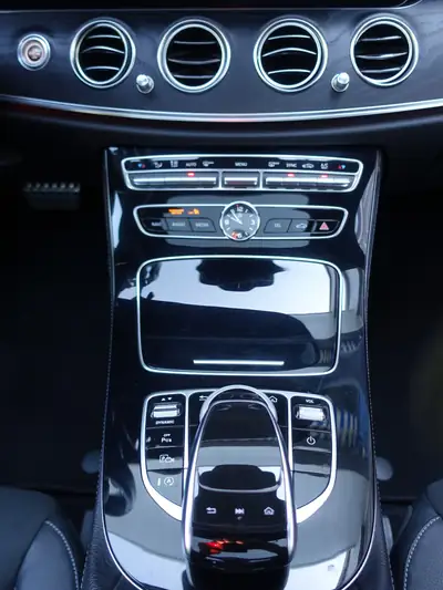 Mercedes-Benz E 220 d AMG Line 4Matic — Berline premium diesel, 185 500 km, sans sinistre — Miniatur 15
