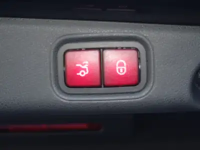 Mercedes-Benz E 220 d AMG Line 4Matic — Berline premium diesel, 185 500 km, sans sinistre — Miniatur 24