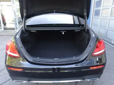 Mercedes-Benz E 220 d AMG Line 4Matic — Berline premium diesel, 185 500 km, sans sinistre — Miniatur 23