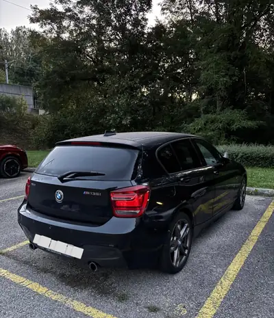 BMW M135i xDrive — Berline sportive 319 ch, transmission intégrale, faible kilométrage — fianco