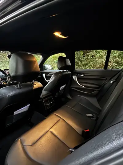 BMW M135i xDrive — Berline sportive 319 ch, transmission intégrale, faible kilométrage — vista posteriore