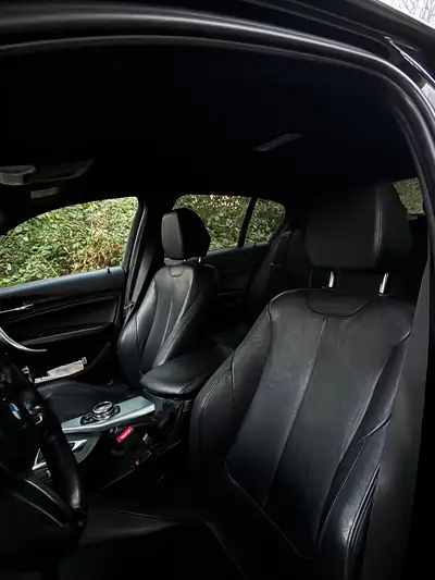 BMW M135i xDrive — Berline sportive 319 ch, transmission intégrale, faible kilométrage — cruscotto