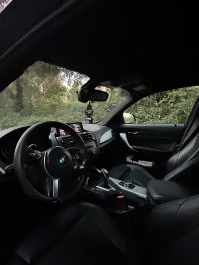 BMW M135i xDrive — Berline sportive 319 ch, transmission intégrale, faible kilométrage — interni