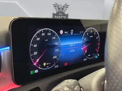 Mercedes-Benz Classe A 200 7G-DCT — Berline hybride compacte, 42 220 km, état impeccable — Miniatura 11