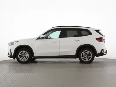 BMW X1 20d xDrive — SUV compact hybride mild-hybrid, moins de 36 000 km — side view