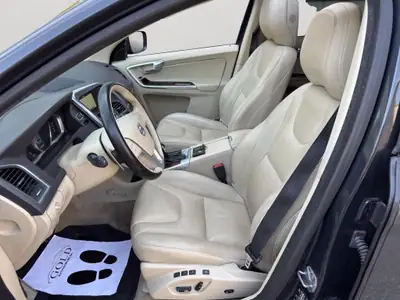 Volvo XC60 D5 AWD Summum — SUV premium diesel, transmission automatique, expertisé — Innenraum