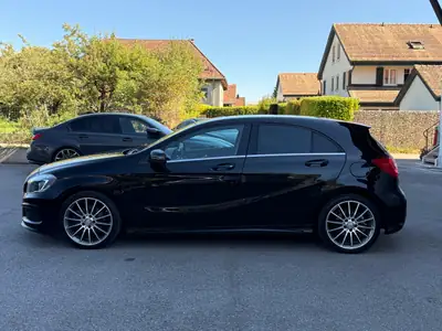 Mercedes-Benz Classe A 200 AMG Line — Berline compacte premium, entretien suivi — Miniatura 15