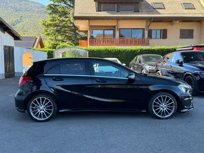 Mercedes-Benz Classe A 200 AMG Line — Berline compacte premium, entretien suivi — Miniatura 14