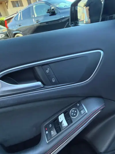 Mercedes-Benz Classe A 200 AMG Line — Berline compacte premium, entretien suivi — Miniatura 18
